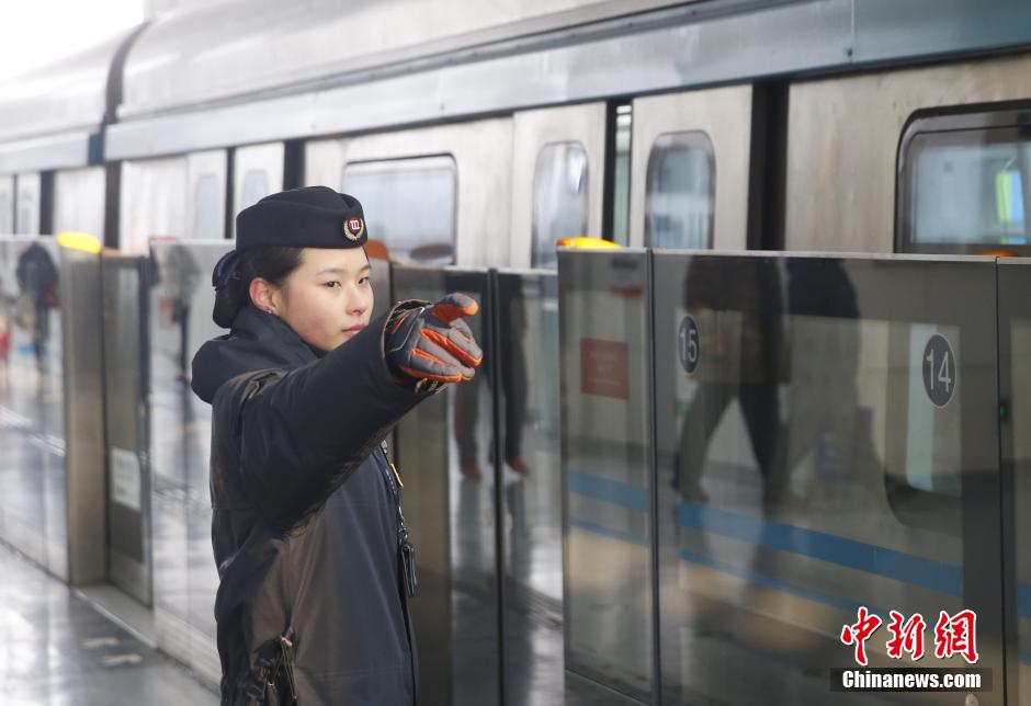 春运前夕北京地铁西红门站职工的一天