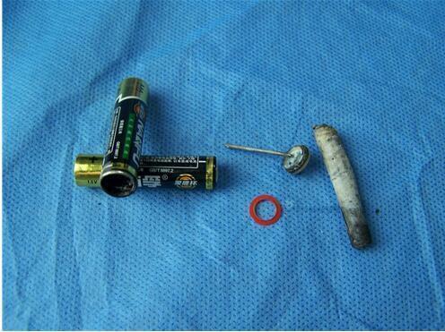 嗑旧电池嘴被炸开 电池为何变炸弹？（图）