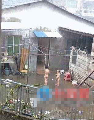 体罚孩子全裸淋雨 网友：是亲身的爹妈吗？