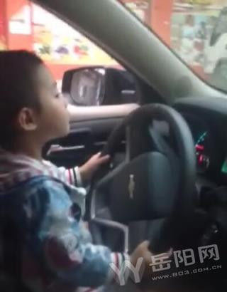 四五岁小男孩开车穿行闹市