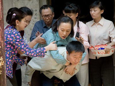 他照顾女同事，女同事对他心生爱慕之情，他不小心犯了错误，和女同事拉手被安娜看见。他对安娜愧疚，尽自己的力量挽救这个家，调动工作，避免与女同事见面。