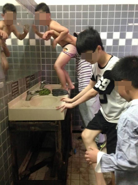 网曝大陆游客在台公厕抱孩子在洗手台洗脚
