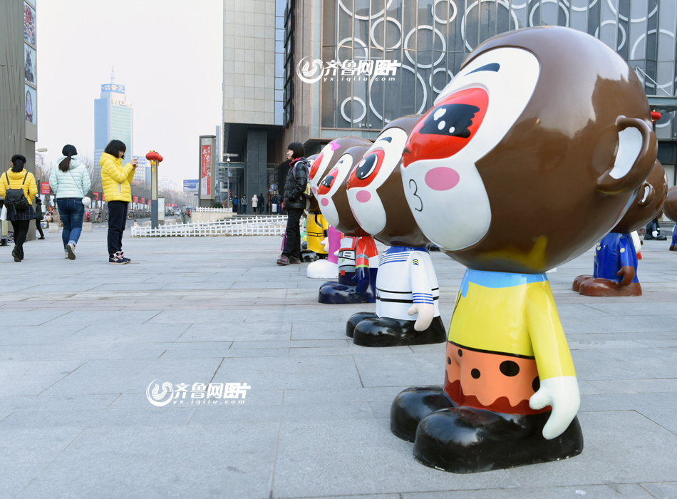 济南街头现金猴“七十二变” 可爱模样萌翻路人