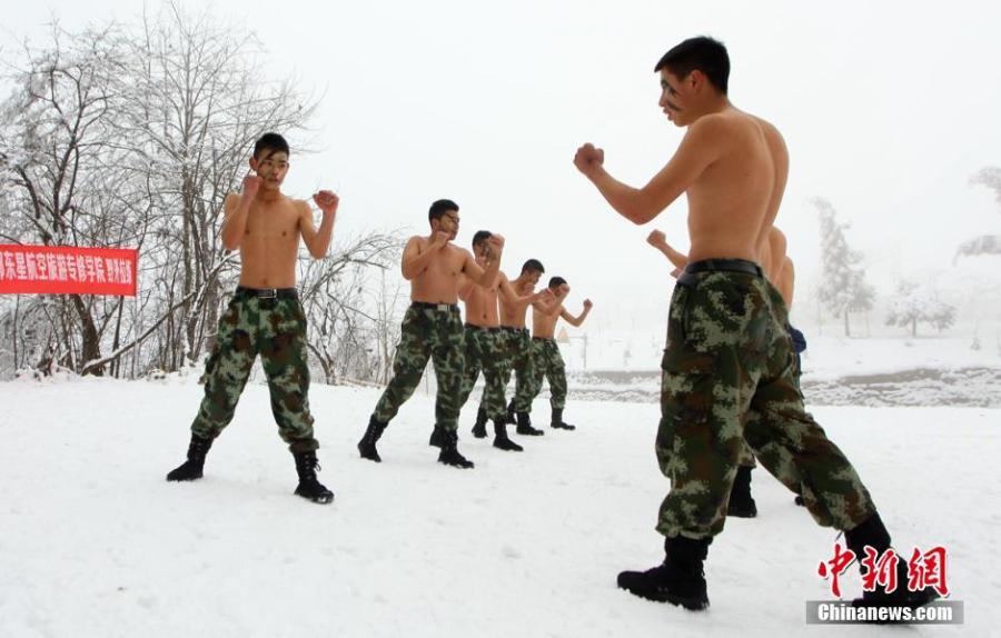 成都准空姐和准空哥雪地训练“美丽冻人”