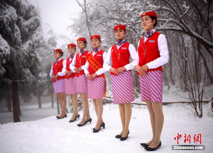成都准空姐和准空哥雪地训练“美丽冻人”
