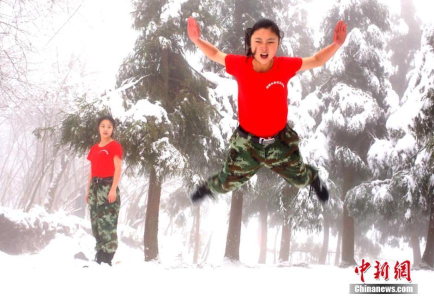 成都准空姐和准空哥雪地训练“美丽冻人”