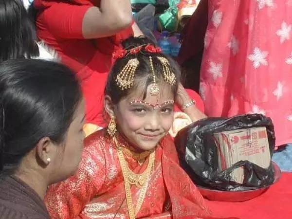 少女为求佳偶当众沐浴，揭全球奇异婚俗