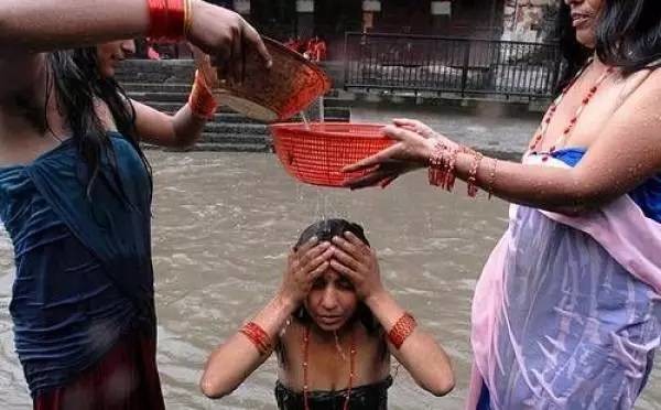 少女为求佳偶当众沐浴，揭全球奇异婚俗