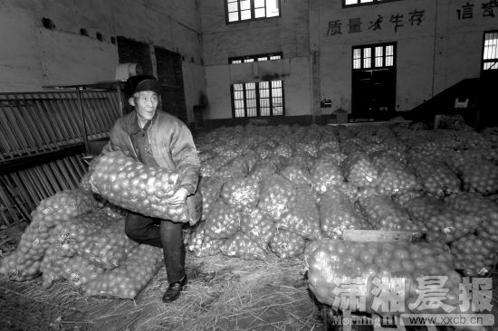 2月1日，长沙东瓜山，76岁的麻阳人张王汉搬运冰糖柑 给上门的顾客。图/记者华剑