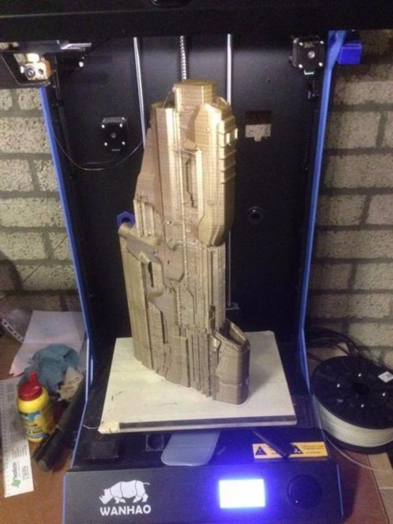 在一个大尺寸的3D打印机上，打印出来。作者用了金色PLA材料。