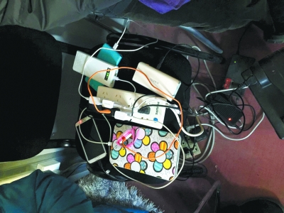 人们聚集在业委会办公室排队给手机充电。