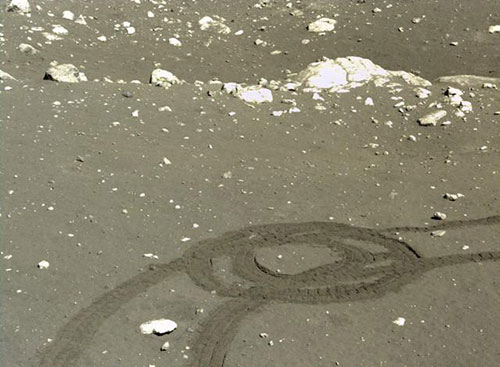 玉兔号驶过后留下的车辙
