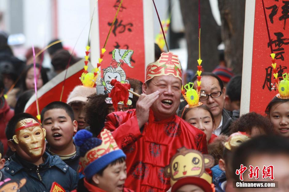 北京胡同里“金猴报春”送吉祥