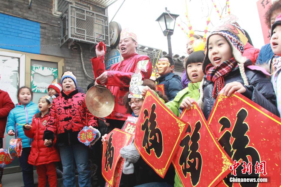 北京胡同里“金猴报春”送吉祥