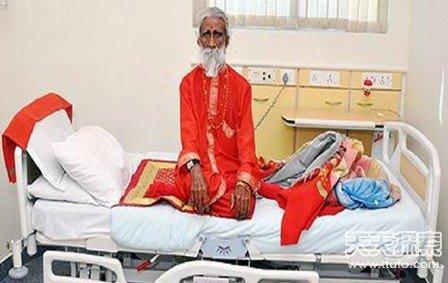 138支铅笔放入口 奇人异事全集：印度橡胶人吓死宝宝了/组图