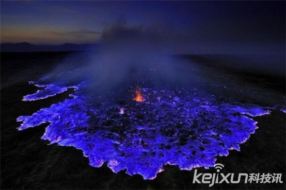 印尼火山喷发罕见蓝色火焰 地球艺术美丽震撼