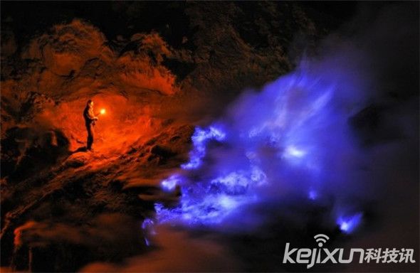印尼火山喷发罕见蓝色火焰 地球艺术美丽震撼