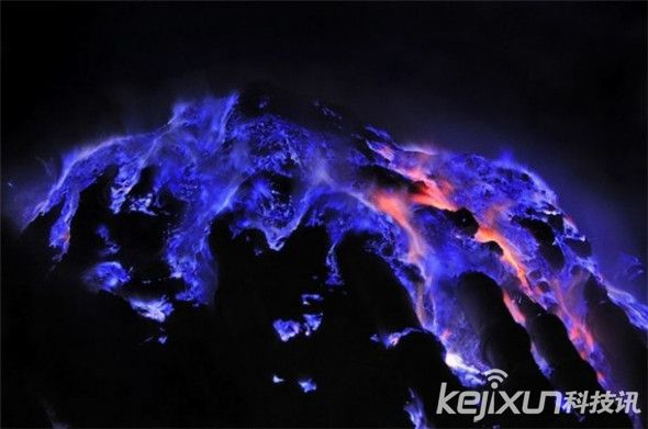 印尼火山喷发罕见蓝色火焰 地球艺术美丽震撼