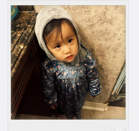 黄磊晒二胎女儿近照大眼水汪汪造型呆萌（图）