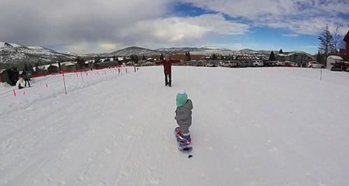 1岁宝宝滑雪走红
