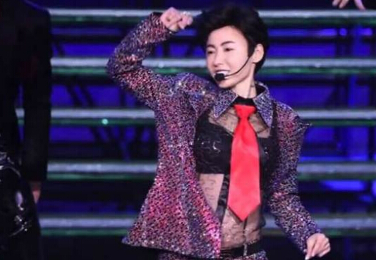 张柏芝作王祖蓝战队嘉宾 女扮男装唱“monica” （组图）
