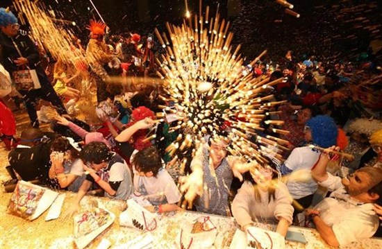 日本千余人扮鬼撒豆驱邪场面激烈耗4吨豆（图）