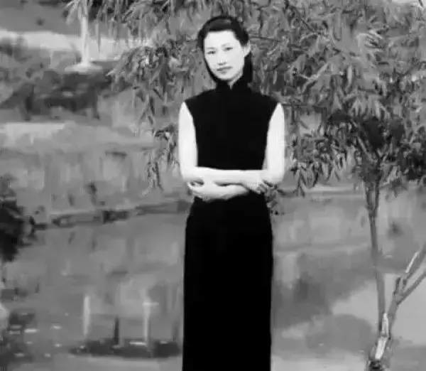 她是张学良一生伤害最深的女人！被逼离婚,痛割双乳,远走美国,客死他乡