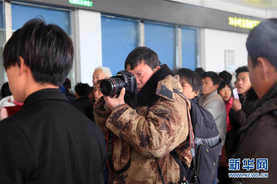 #（新春走基层·图文互动）（9）把新闻写在大地上——广大编辑记者踊跃赴基层采访