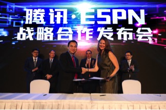 说明: 腾讯&ESPN签约发布会/发布会图片/新闻稿配图/腾讯体育资讯部商务合作及市场总经理谢岳峰与ESPN亚太区商务总监兼数字媒体主管凯莉·库克.JPG