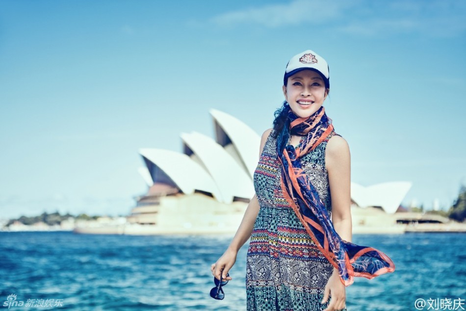 刘晓庆悉尼歌剧院前留影 蓝天碧海展迷人风情