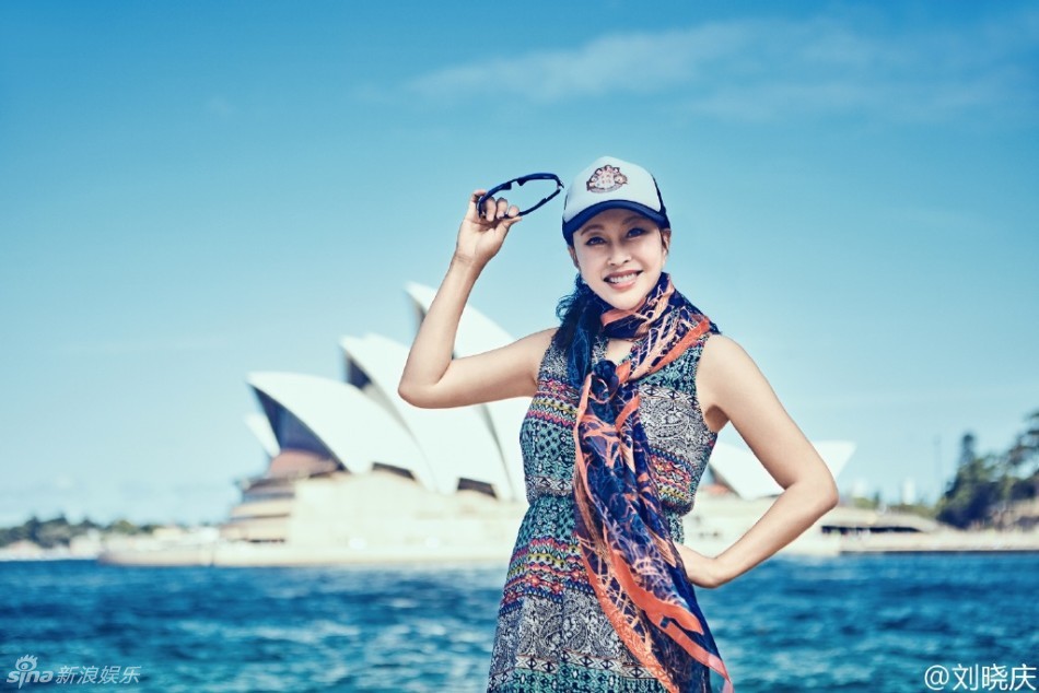 刘晓庆悉尼歌剧院前留影 蓝天碧海展迷人风情