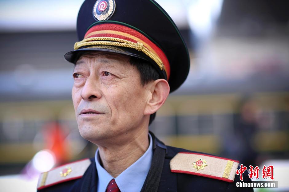 【图刊】老李的最后一班春运岗