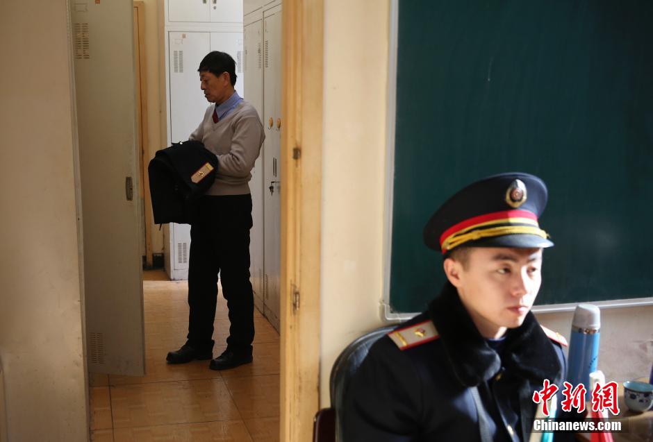 【图刊】老李的最后一班春运岗