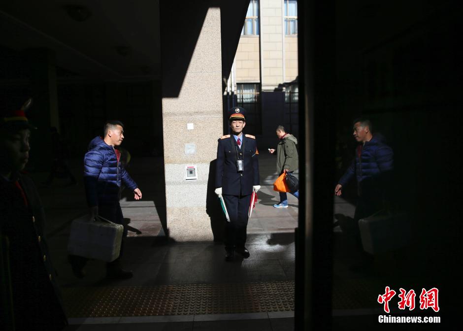 【图刊】老李的最后一班春运岗