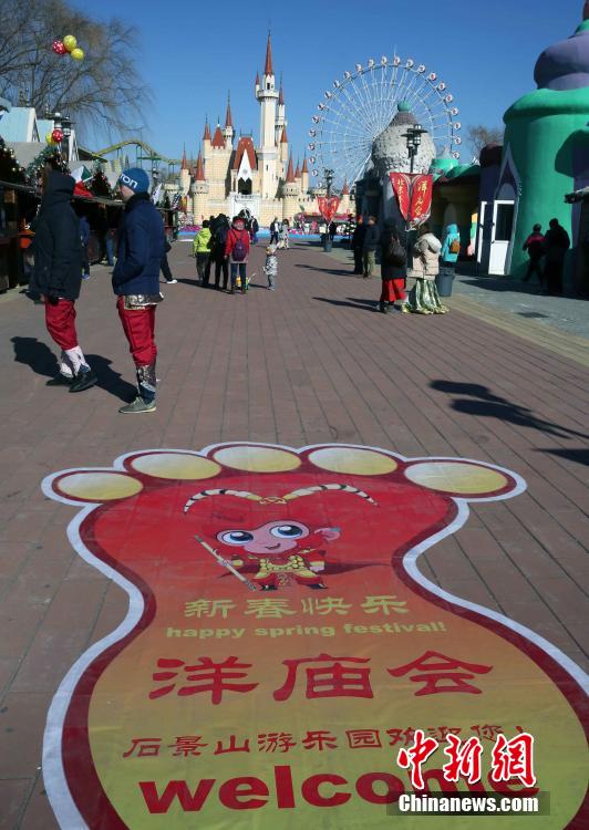 北京民众体验“欧洲年货大集”享异域美食