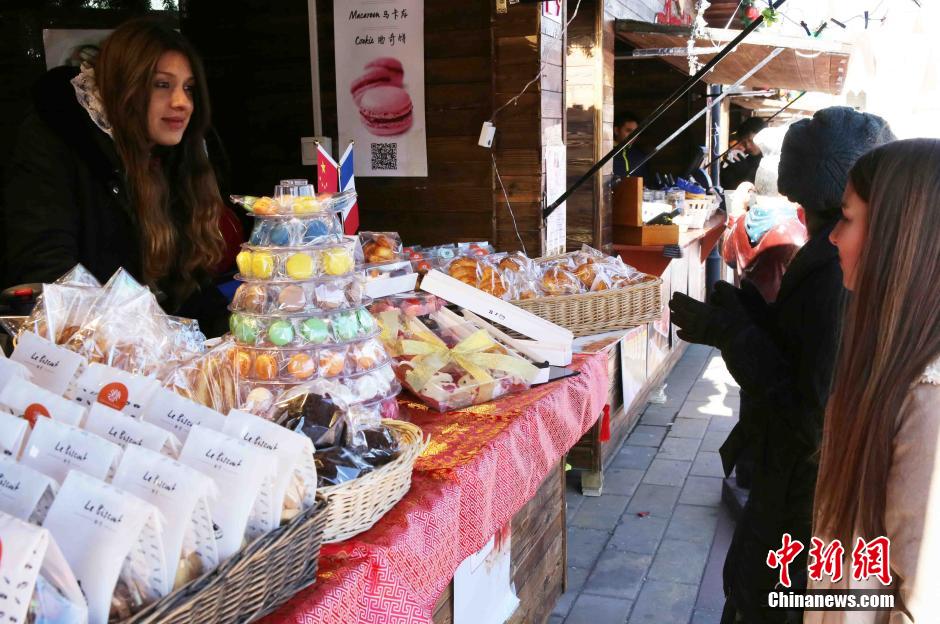北京民众体验“欧洲年货大集”享异域美食