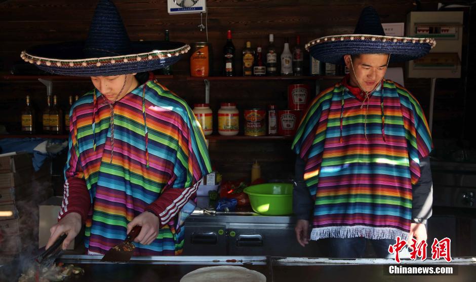 北京民众体验“欧洲年货大集”享异域美食