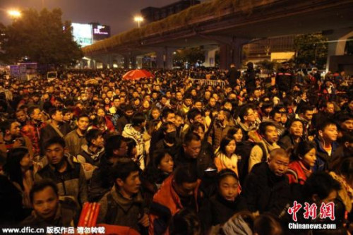 资料图:2月1日晚上7点左右,广州火车站广场西侧,滞留的乘客开始绕圈进入火车站核心区。