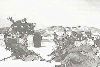 长津湖战役中美陆战一师士兵和他们的M24坦克。