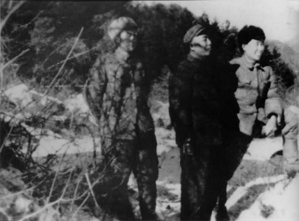 第9兵团司令员兼政治委员宋时轮将军（中）（黄埔五期生、1955年被授予上将军衔）。