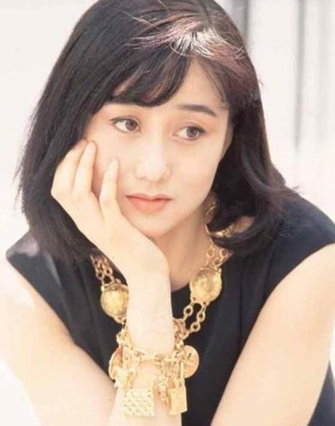 看过李连杰妻子利智，你才知道什么叫做&ldquo;肤白貌美腰子细&rdquo;！