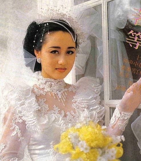 看过李连杰妻子利智，你才知道什么叫做&ldquo;肤白貌美腰子细&rdquo;！