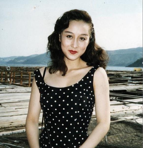 看过李连杰妻子利智，你才知道什么叫做&ldquo;肤白貌美腰子细&rdquo;！