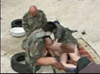 美军虐囚照片：场面触目惊心