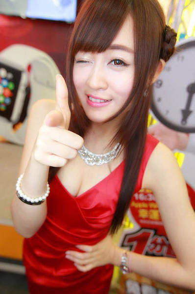 英语老师兼职做Showgirl 30多万人追随着她