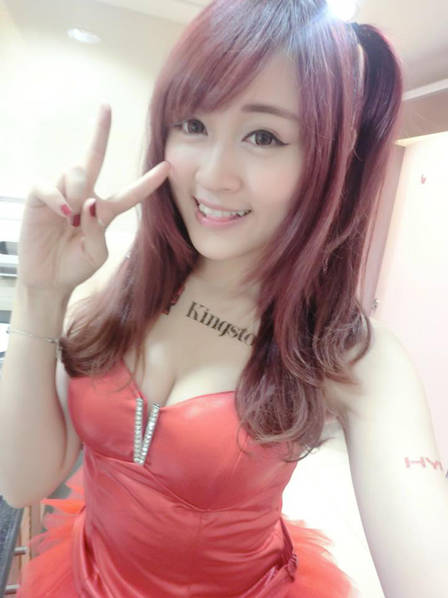 英语老师兼职做Showgirl 30多万人追随着她