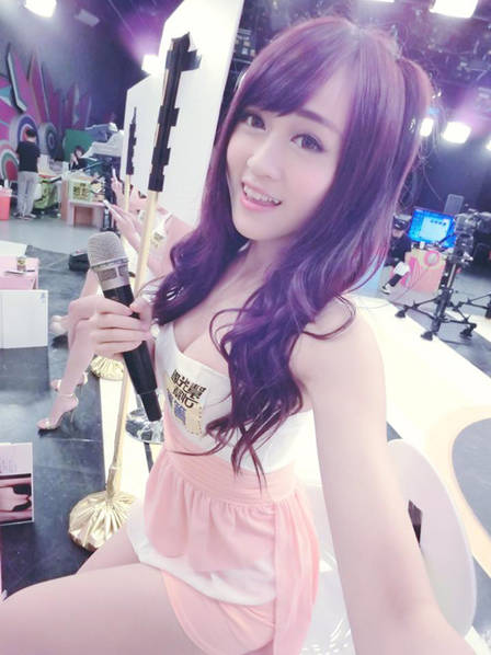 英语老师兼职做Showgirl 30多万人追随着她