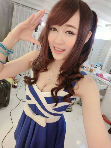 英语老师兼职做Showgirl 30多万人追随着她