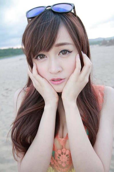英语老师兼职做Showgirl 30多万人追随着她