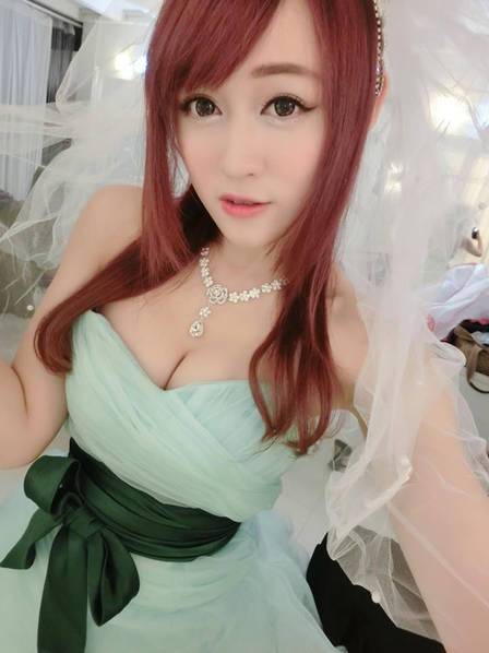 英语老师兼职做Showgirl 30多万人追随着她